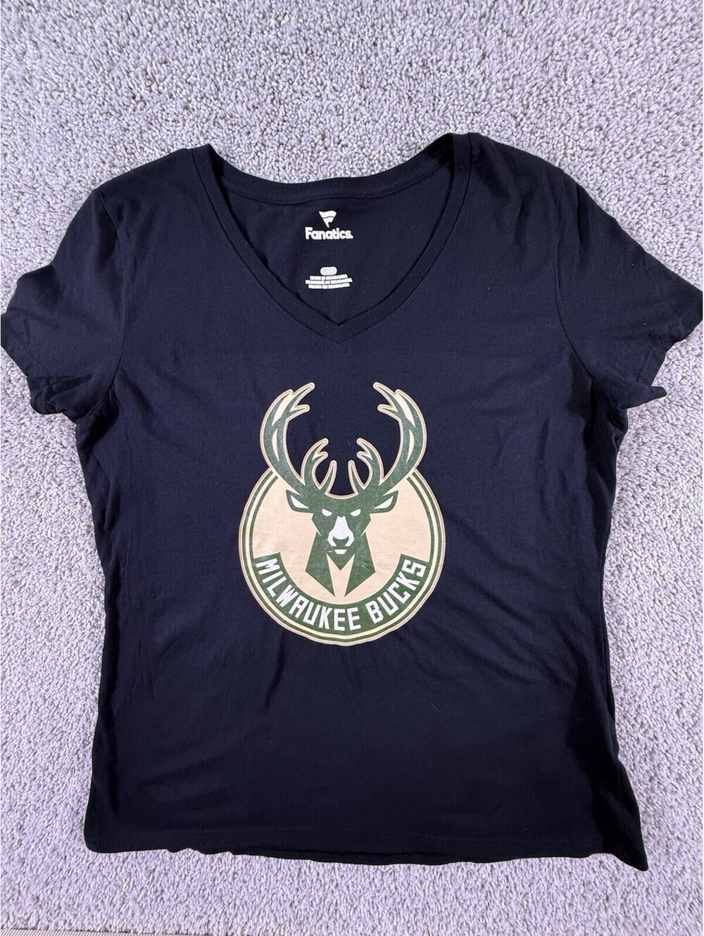 NWOT Women’s Milwaukee Bucks T Shirt Size Large Fanatics V Neck